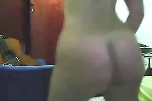 Hot hottie shows a little arse dance before bedtime