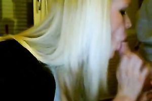 Amateur blond livecam doxy gives her chap a blow job