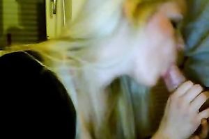 Amateur blond livecam doxy gives her chap a blow job