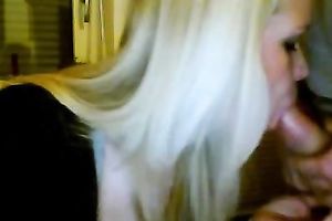 Amateur blond livecam doxy gives her chap a blow job