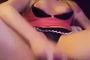 Fuck starving blonde head lassie fingers her thirsting "babe"