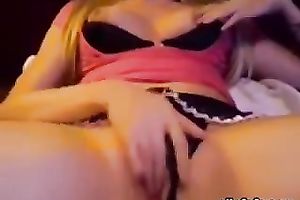 Fuck starving blonde head lassie fingers her thirsting "babe"