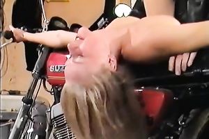 Two German males fucking their hawt ladies in the garage