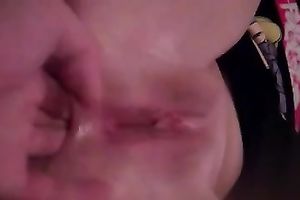 Fingering her in the anal opening and that gives her agonorgasmos