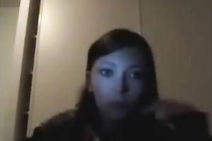 Teen flashes her bumpers in a black room on web web camera to her BF