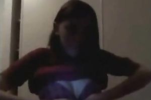 Teen flashes her bumpers in a black room on web web camera to her BF
