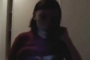 Teen flashes her bumpers in a black room on web web camera to her BF