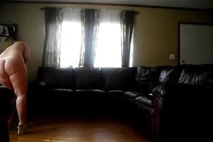 Jar dropping PAWG housemaid cleans the abode all naked