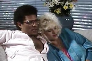 Mesmerizing dark brown playgirl gets her worthy poontang rubbed