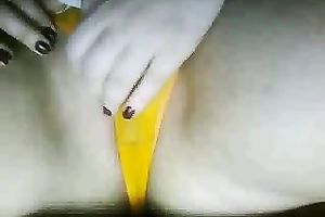 Russian bulky hottie strokes her beefy snatch on chat roulette