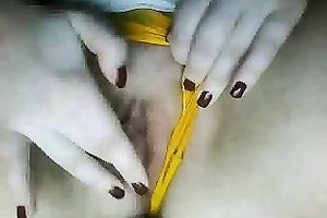 Russian bulky hottie strokes her beefy snatch on chat roulette