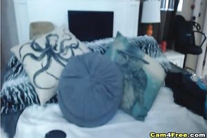 Gorgeous Webcam Girl Loves to Finger Fucks Her Pussy