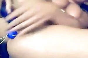 Amateur bulky livecam floozy with massive marangos was fucking with toys