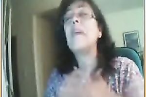 Amateur older dark brown wife on web camera flashes her pointer sisters