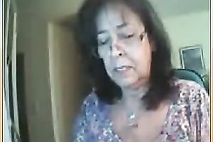 Amateur older dark brown wife on web camera flashes her pointer sisters