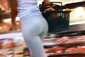 Fitness chick with breathtaking wazoo in yoga panties at the grocery store