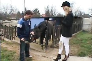 Blonde hussy wearing gloves favours a stud with a worthy tugjob