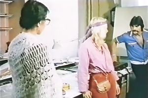 Sultry blond seductress polishes moist prick to a high gloss