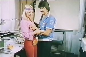 Sultry blond seductress polishes moist prick to a high gloss