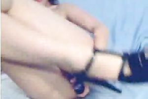 Curvaceous cam brunette hair babe diddles her pink cum-hole for me