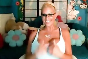 Magnificent and sophisticated golden-haired bimbo flashes her heavy marangos