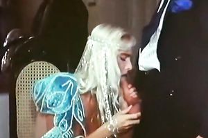 Thin blonde diva with ugly curly crotch deepthroats a weenie