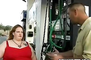 That bulky floozy at the gas station accepts invitation for sex