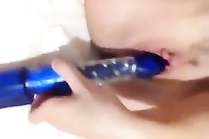 Stunning girlfriend playing with her slit in arousing non-professional video
