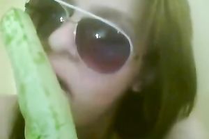 Horny and kiny bitch in sunglasses sucks the squash