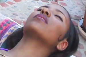 Shapely ebon babe masturbates over the pool previous to engulfing BBC