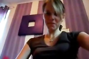 Cute girlie rubbing her wet crack with smooth dildo in gripping porn clip