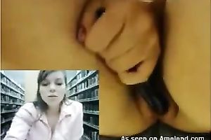 Naughty amateur hottie masturbates right in the public library