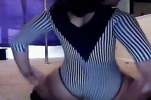 She is so damn hawt when this babe dances at a pole in her room