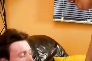 Short haired woman trickle a lot when youthful dude bonks her on the bed