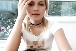 After seeing her nice-looking muff I cannot stop thinking about this camgirl