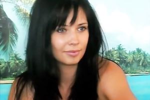 Sexy and pretty brunette hair receives to rub her cunt on camera