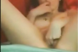 Alluring web camera floozy with beautiful face finger bonks her puffy twat