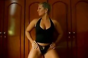 Curvy short-haired mamma shakes her wazoo in homemade solo