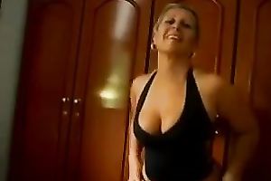 Curvy short-haired mamma shakes her wazoo in homemade solo