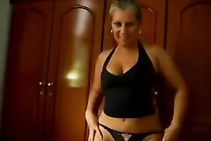 Curvy short-haired mamma shakes her wazoo in homemade solo