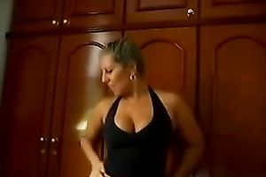 Curvy short-haired mamma shakes her wazoo in homemade solo