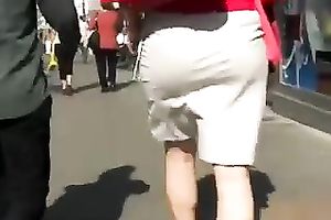 I followed this redhead milf in public to film her large booty