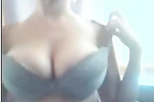 Amateur Romanian cam white bitch teases me with her biggest natural mangos