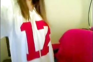 Curvy college sexpot rubs her juicy hairless vagina on web camera