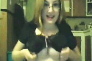 Amateur sexy blondie feels great on the cam and flashes goodies