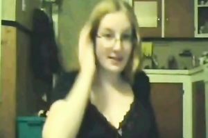 Amateur sexy blondie feels great on the cam and flashes goodies