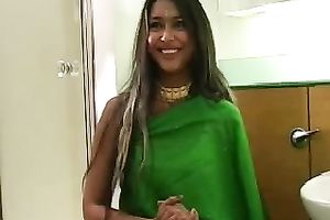 Mesmerizing brunette hair Indian chick doing truly well in oral sex