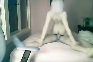 My lascivious blonde girlfriend screams during the time that I fuck her twat on a web web camera