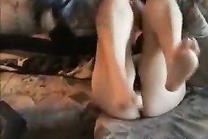 She looks so seductive when this babe widens her legs on livecam