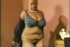 Fat swarthy bitch with large pillowy pantoons acquires screwed in sideways position